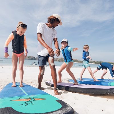 Instruktur surfing di Tanjung Aan sedang memandu murid-muridnya. Foto: Eggy Surf School Lombok.