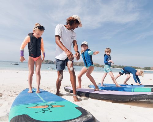 Instruktur surfing di Tanjung Aan sedang memandu murid-muridnya. Foto: Eggy Surf School Lombok.