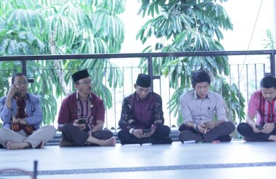 Kadis Dikbud Prov. NTB  beserta jajarannya bersama Kadis  Parbud Kab. Loteng beserta jajarannya saat rapat final Karnaval Budaya, di Teras Tunggu Masjid Nurul Bilad