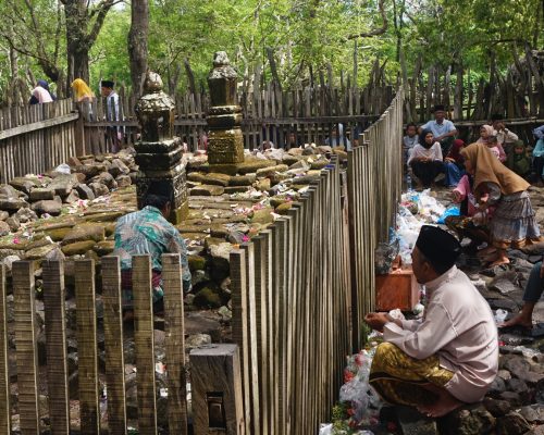 Makam Wali Nyatoq, setiap hari Rabu selalu ramai dikunjungi ribuan peziarah. Foto: Go Mandalika.