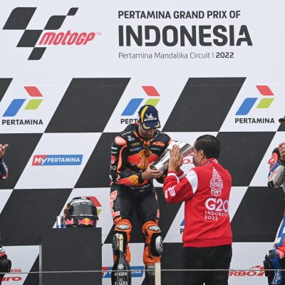 Presiden Joko Widodo (kedua kanan) memberikan trofi juara pertama kepada pembalap Red Bull KTM Factory Racing Miguel Oliveira (kedua kiri) disaksikan juara kedua pembalap Monster Energy Yamaha Fabio Quartararo (kiri) dan juara ketiga pembalap Pramac Racing Johann Zarco (kanan) di podium seusai balapan MotoGP seri Pertamina Grand Prix of Indonesia di Pertamina Mandalika International Street Circuit, Lombok Tengah, NTB, Minggu (20/3/2022). ANTARA FOTO/Andika Wahyu/foc.