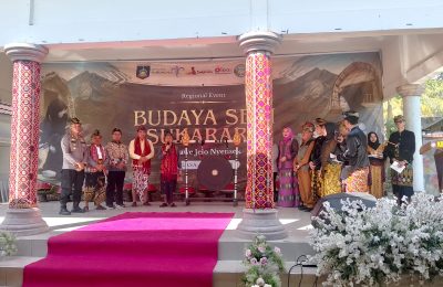 Wakil Bupati Lombok Tengah Hadiri Festival Sukarara "Begawe Jelo Nyesek" di Desa Sukarara. Foto: Humas Pemerintah Kabupaten Lombok Tengah.