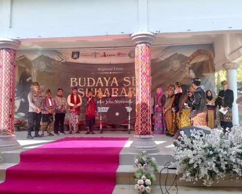 Wakil Bupati Lombok Tengah Hadiri Festival Sukarara "Begawe Jelo Nyesek" di Desa Sukarara. Foto: Humas Pemerintah Kabupaten Lombok Tengah.