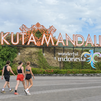 Wisatawan asing berjalan-jalan di sekitar Pantai Kuta Mandalika. Foto: ANTARA.