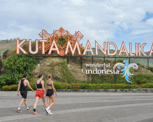 Wisatawan asing berjalan-jalan di sekitar Pantai Kuta Mandalika. Foto: ANTARA.
