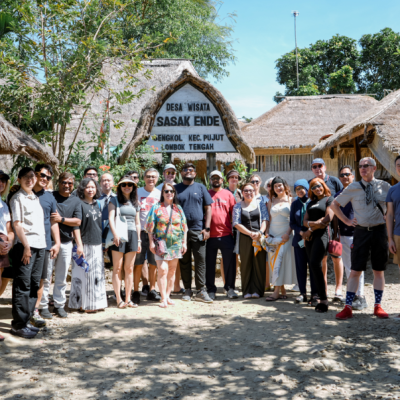 Banyak wisatawan mengunjungi desa wisata di Lombok Tengah karena ingin menyaksikan bagaimana keaslian  hidup masyarakat di desa.  Foto: BPPD NTB.