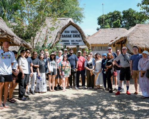 Banyak wisatawan mengunjungi desa wisata di Lombok Tengah karena ingin menyaksikan bagaimana keaslian  hidup masyarakat di desa.  Foto: BPPD NTB.