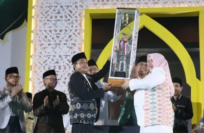 Wakil Gubernur NTB Hj. Indah Dhamayanti Putri memberikan piala bergilir kepada Bupati Lombok Tengah H. Lalu Pathul Bahri atas kesuksesan kontingan Kabupaten Lombok Tengah menjadi juara umum MTQ XXXI.