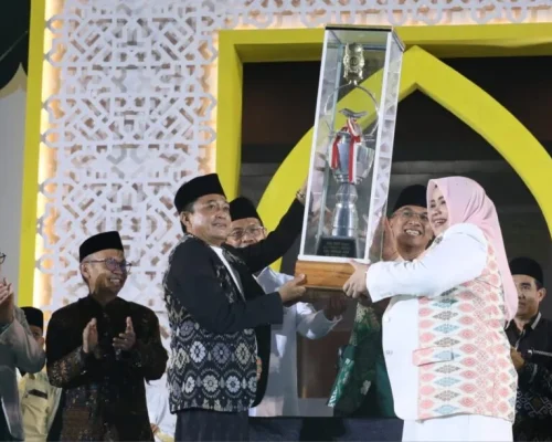 Wakil Gubernur NTB Hj. Indah Dhamayanti Putri memberikan piala bergilir kepada Bupati Lombok Tengah H. Lalu Pathul Bahri atas kesuksesan kontingan Kabupaten Lombok Tengah menjadi juara umum MTQ XXXI.