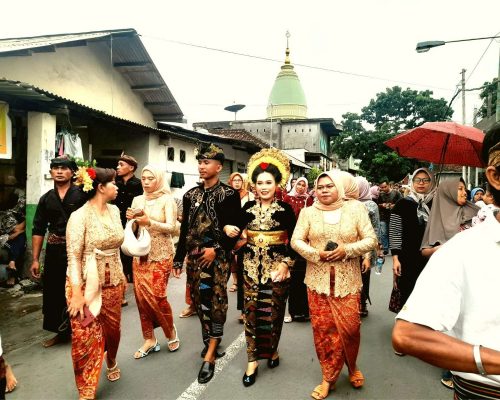 Nyongkolan, iring-iringan pengantin dalam adat suku Sasak. Foto: RRI.