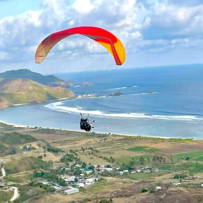 Skylancing Paragliding dengan panorama Lombok Tengah yang indah. Foto: Skylancing Paragliding.