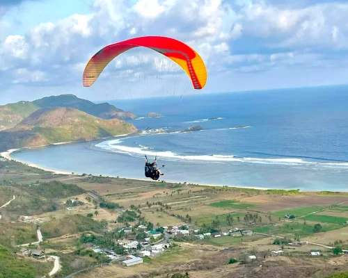 Skylancing Paragliding dengan panorama Lombok Tengah yang indah. Foto: Skylancing Paragliding.