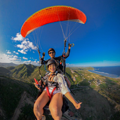Foto serunya mengendarai angin di Skylancing Paragliding. Foto: Skylancing Paragliding.