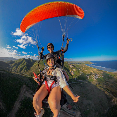 Foto serunya mengendarai angin di Skylancing Paragliding. Foto: Skylancing Paragliding.